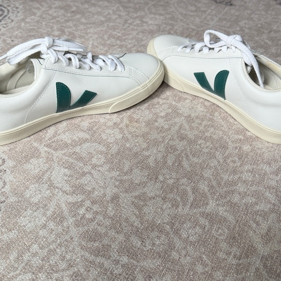 Veja Sneakers - Picture 4 of 8